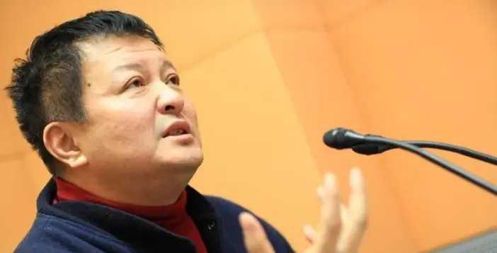 别叫他“倪萍丈夫”了。真正懂中国人悲欢的导演，都在拍“土”东西。杨亚洲在副导