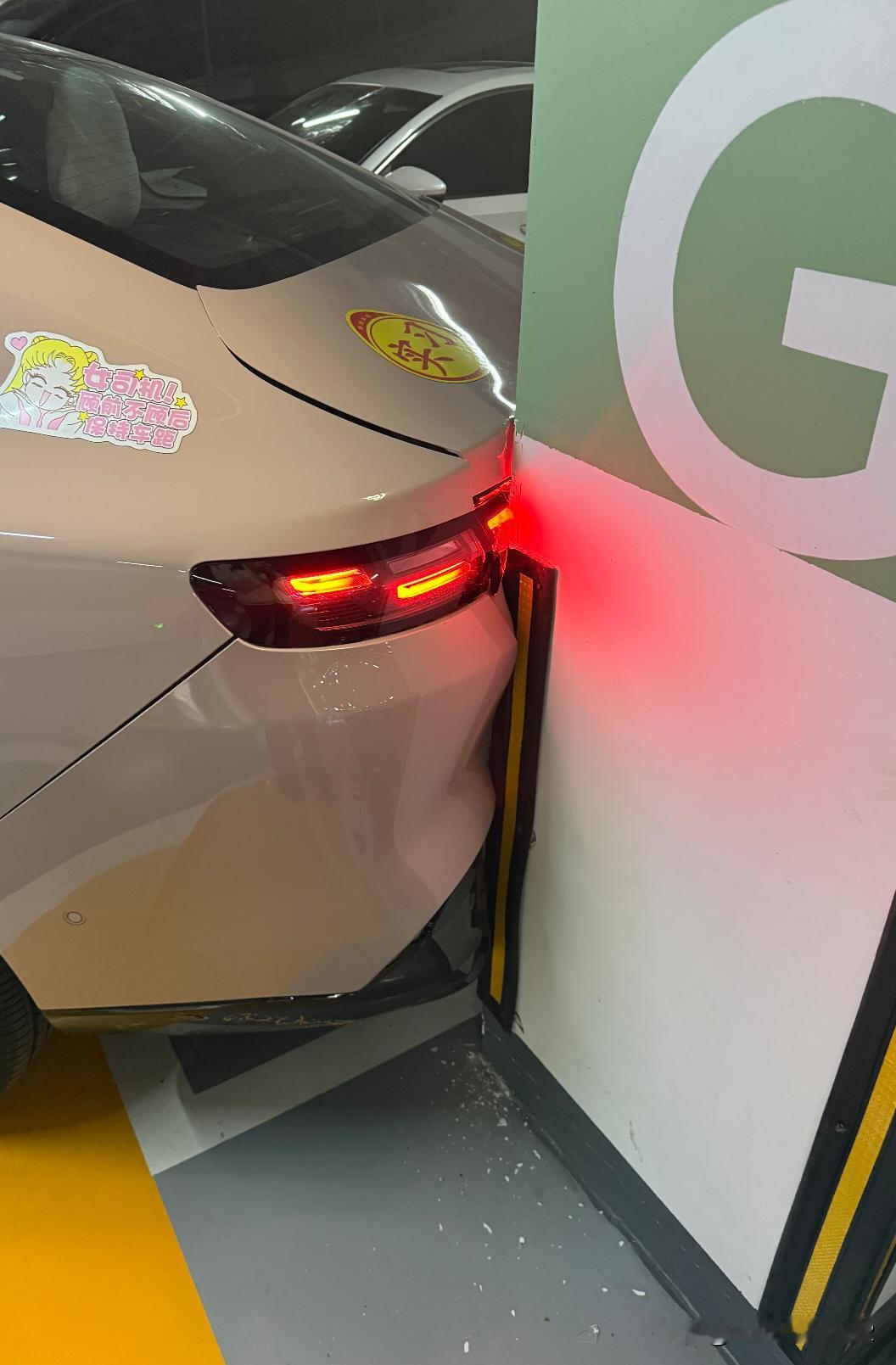 纪念办公室小李的新车第一血小李突然打电话叫办公室我们赶紧下地下室帮他看撞车的