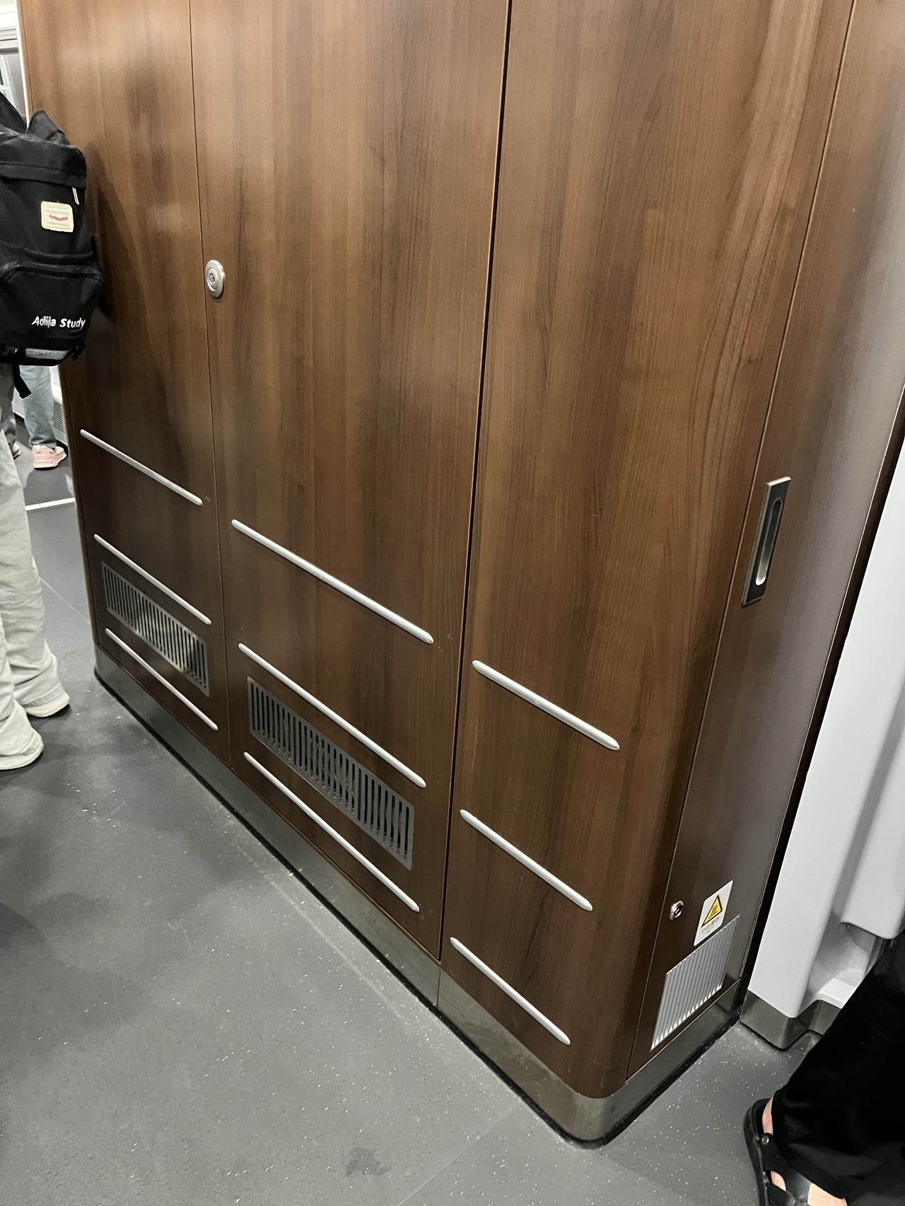 本来肚子疼，等坑位就等了半天，然后就在我酣畅淋漓如厕时，听到一阵急促的敲门声，乘