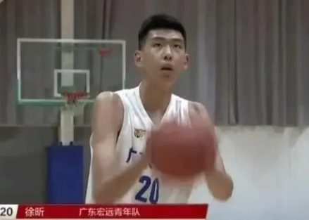 徐昕的球商堪忧从今晚团结杯两个镜头可以看出徐昕球商堪忧：1、高位接球会赌气单