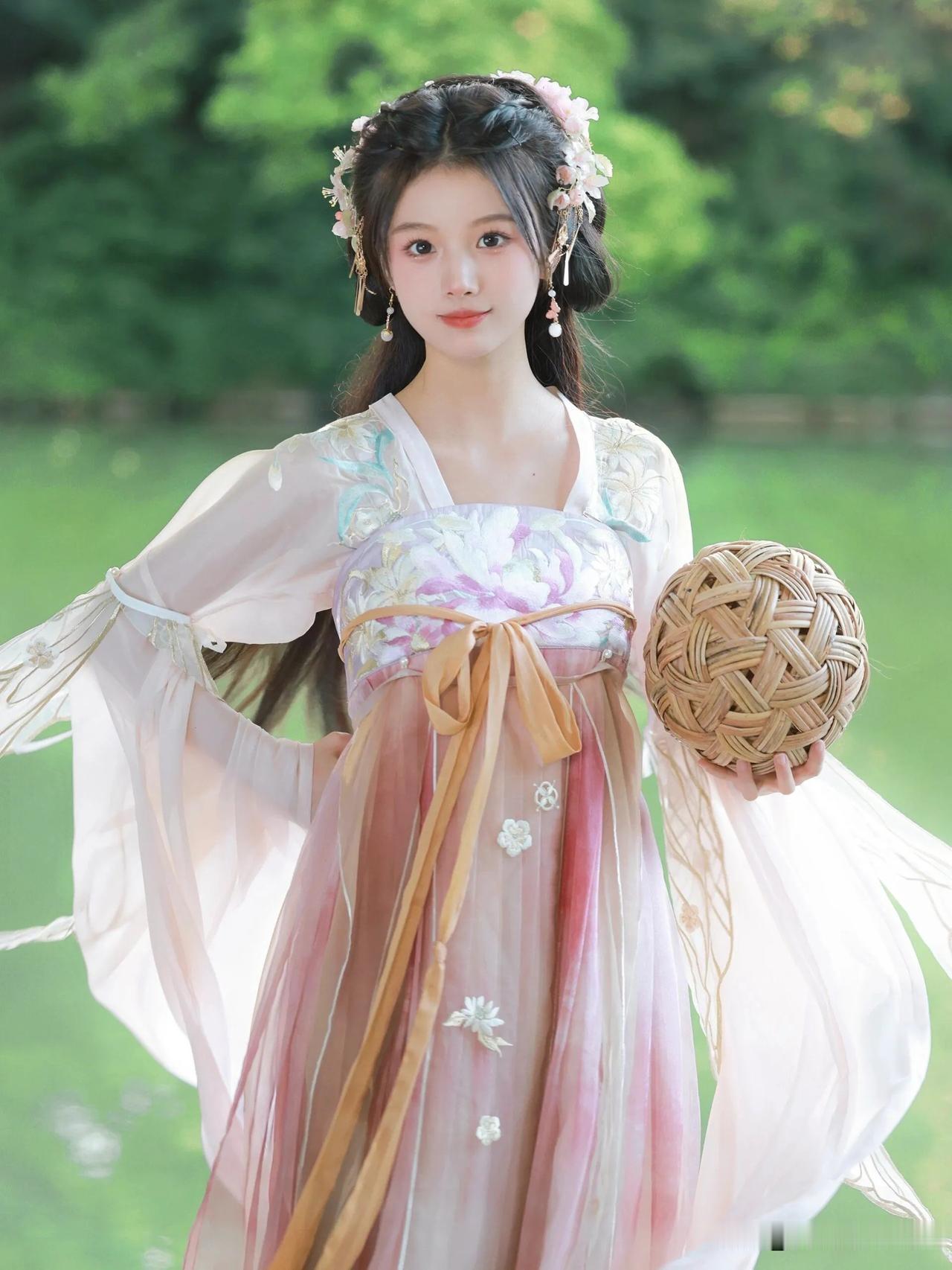 央视这次算是把话说明白了！以前总有人抬杠，非说汉服就是“汉朝穿的衣服”，这回官方