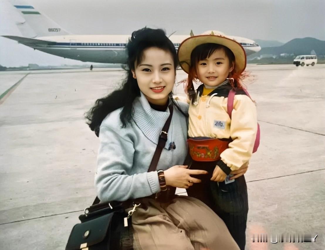 这是25年前与25年后，母女二人在机场同一地方的合影。如今妈妈美韵犹存，女儿风华