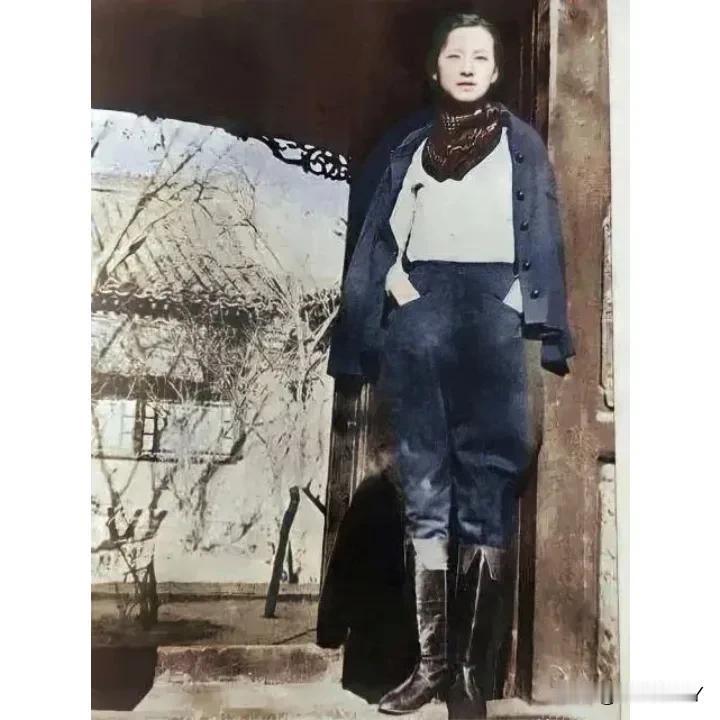 一张摄于1935年北平的珍贵老照片，大家看看站在自己家门口的这位女士是谁？这才是
