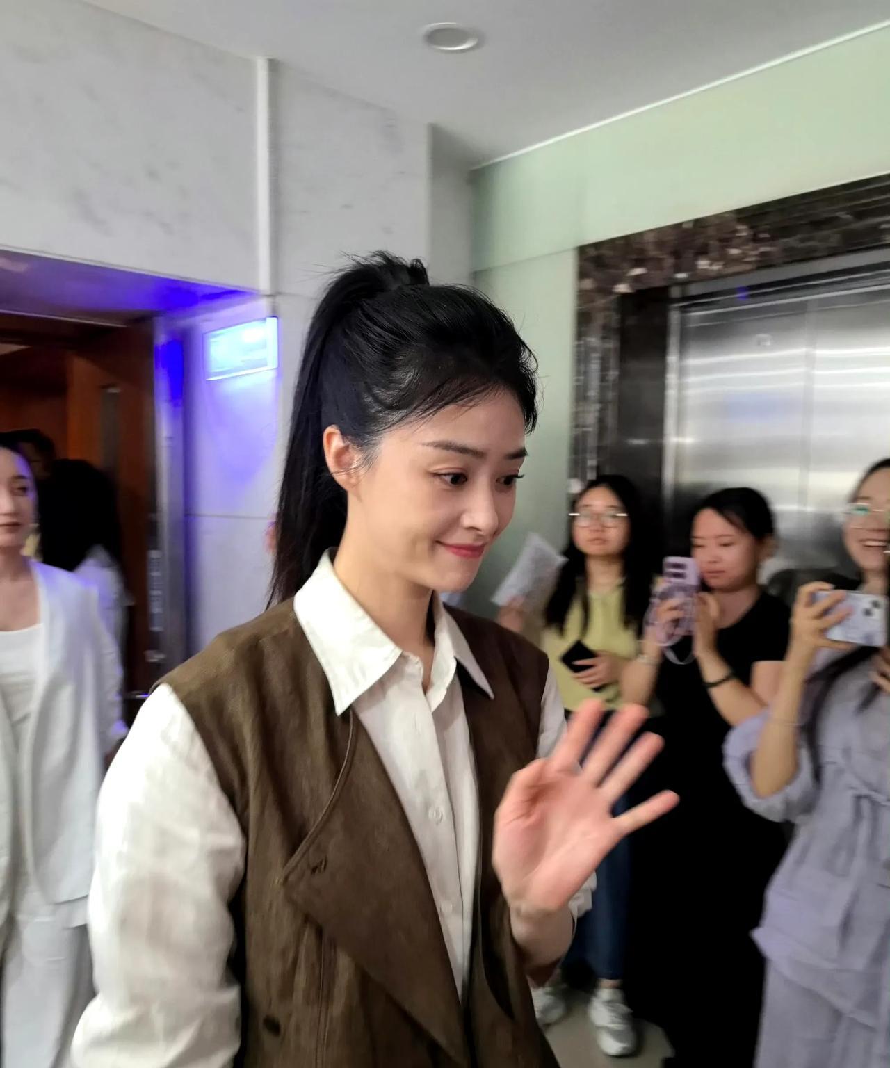 蒋欣都瘦脱相了，以前圆润润的鹅蛋脸，变长了又尖又长的瓜子脸，虽然看起来更加上镜，