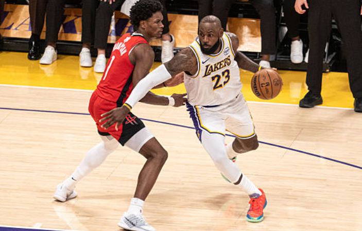 圣诞夜噩梦！詹姆斯-33正负值后径直离场，湖人23分惨败迎三连败，王朝崩塌倒计时开始