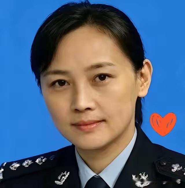 太绝了！9月11日报道，上海闵行一名刑侦女民警下班后，身着便衣在老外街正常遛弯。