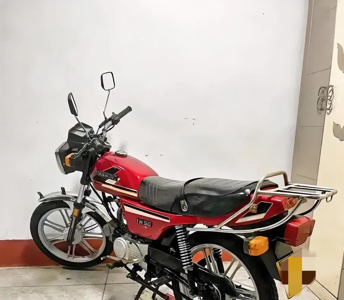 800块买了94年进口老摩托，钱一付就肠子悔青！骑起来确实比电动车威风，但这沉睡
