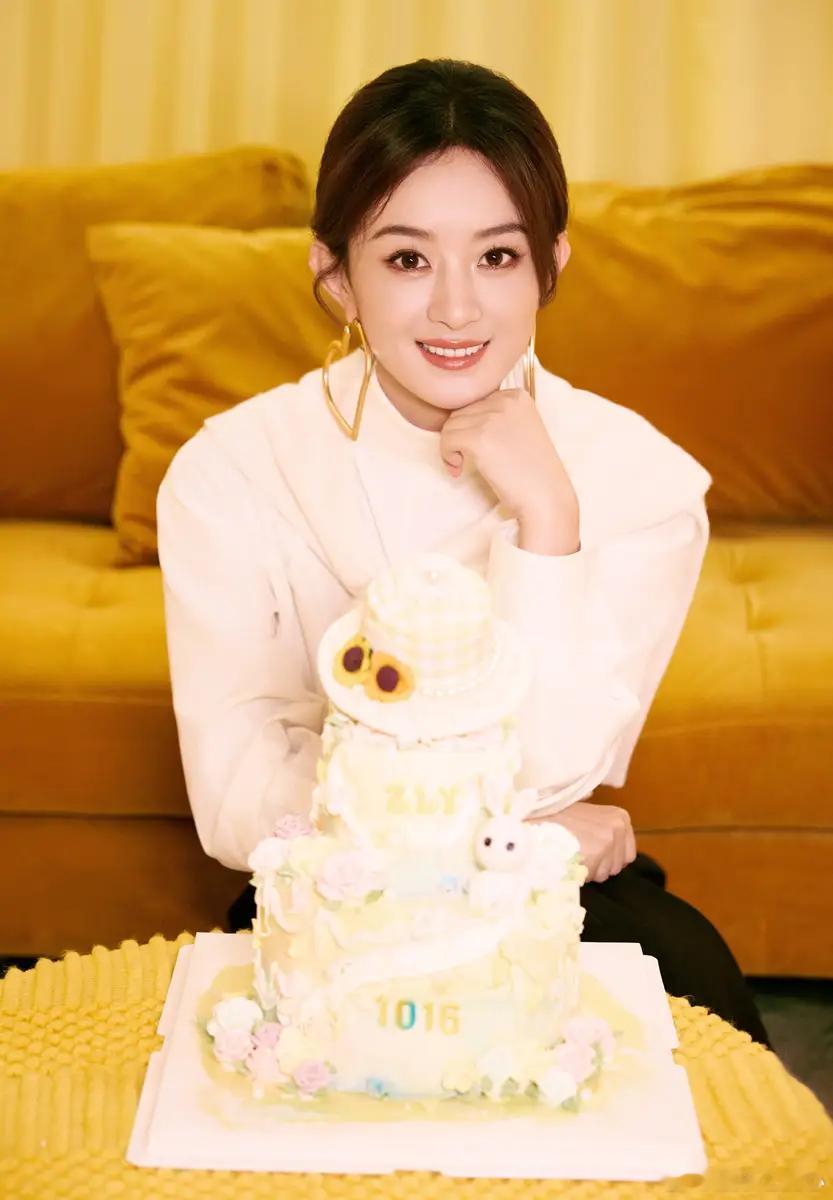 赵丽颖分享38岁生日美照拿着蛋糕笑容温柔10月16日，一组赵丽颖的生日照曝出。