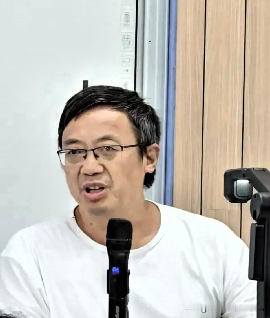 看到韩红带着百人车队进疆做公益被质疑，我陷入了沉思。汤教授那句“省下钱买药”