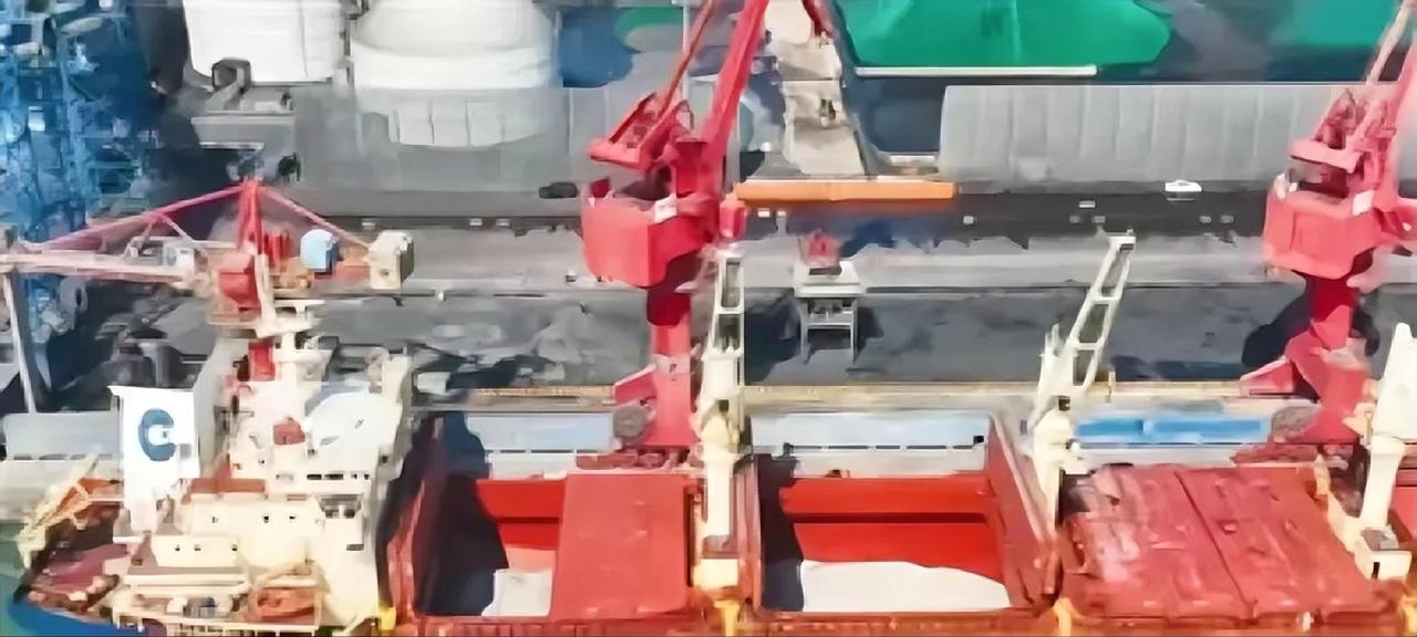 自贸港发力！首批零关税锂精矿抵琼，新能源赛道抢占先机1月9日，海南洋浦港迎