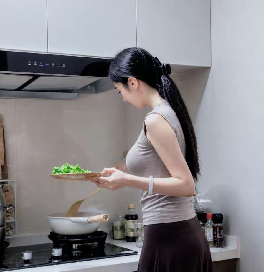你弟媳挺漂亮的[呲牙笑]