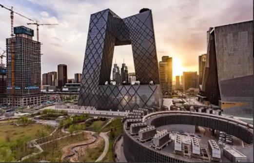 央视大楼，被俗称“大裤衩”，多年以后，央视大楼的洋人设计师“库哈斯”在国外媒体的