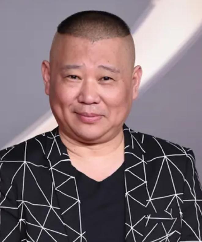 郑好这次在直播间里把话挑明了：曹云金现在跟岳云鹏根本不在一个桌面上吃饭。一边是综