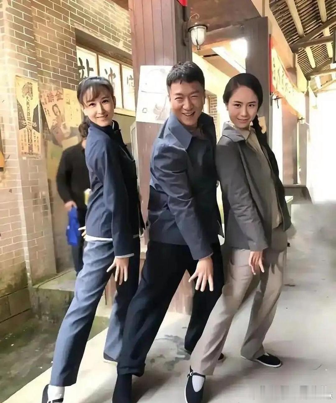 左边胡静我认识‏，中间颜⁠‎⁠王‎孙红雷﻿⁠⁠我也认‏识⁠，⁠‏右⁠‎边扎麻花辫