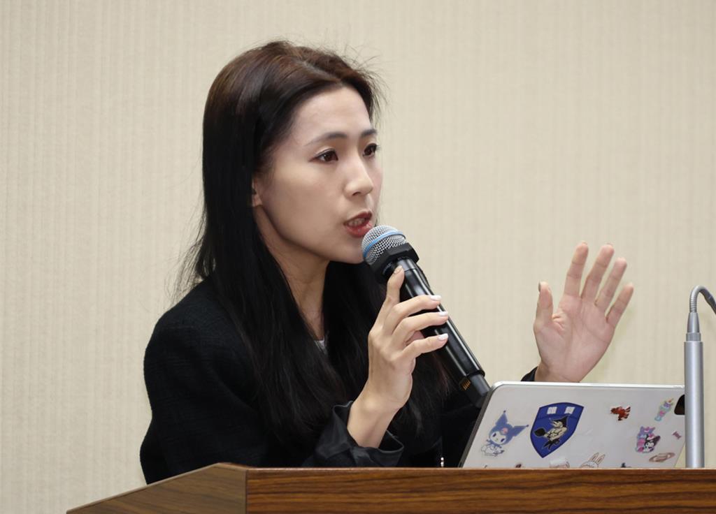 徐巧芯因2年前旧案被列为被告，罗智强炮轰国民党立委徐巧芯问政风格犀利，监督执政