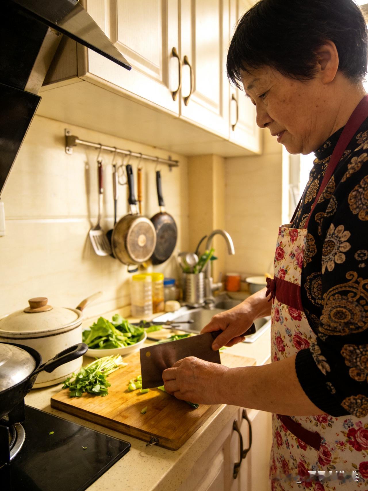 你敢信吗？有的老人，周末比上班还累，比保姆还忙，却没人觉得她辛苦。我有个