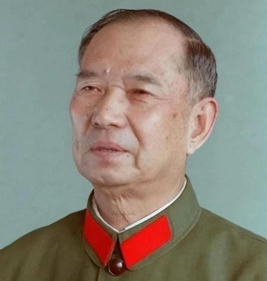 1982年，开国少将尤太忠视察部队，见一副团长好生眼熟，暗骂一句大事不好，立刻打