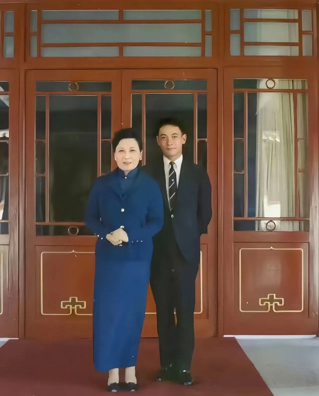 60年代风头正劲的宋美龄和蒋家第三代蒋孝勇的合影，虽说当时她和经国对后蒋介石时代