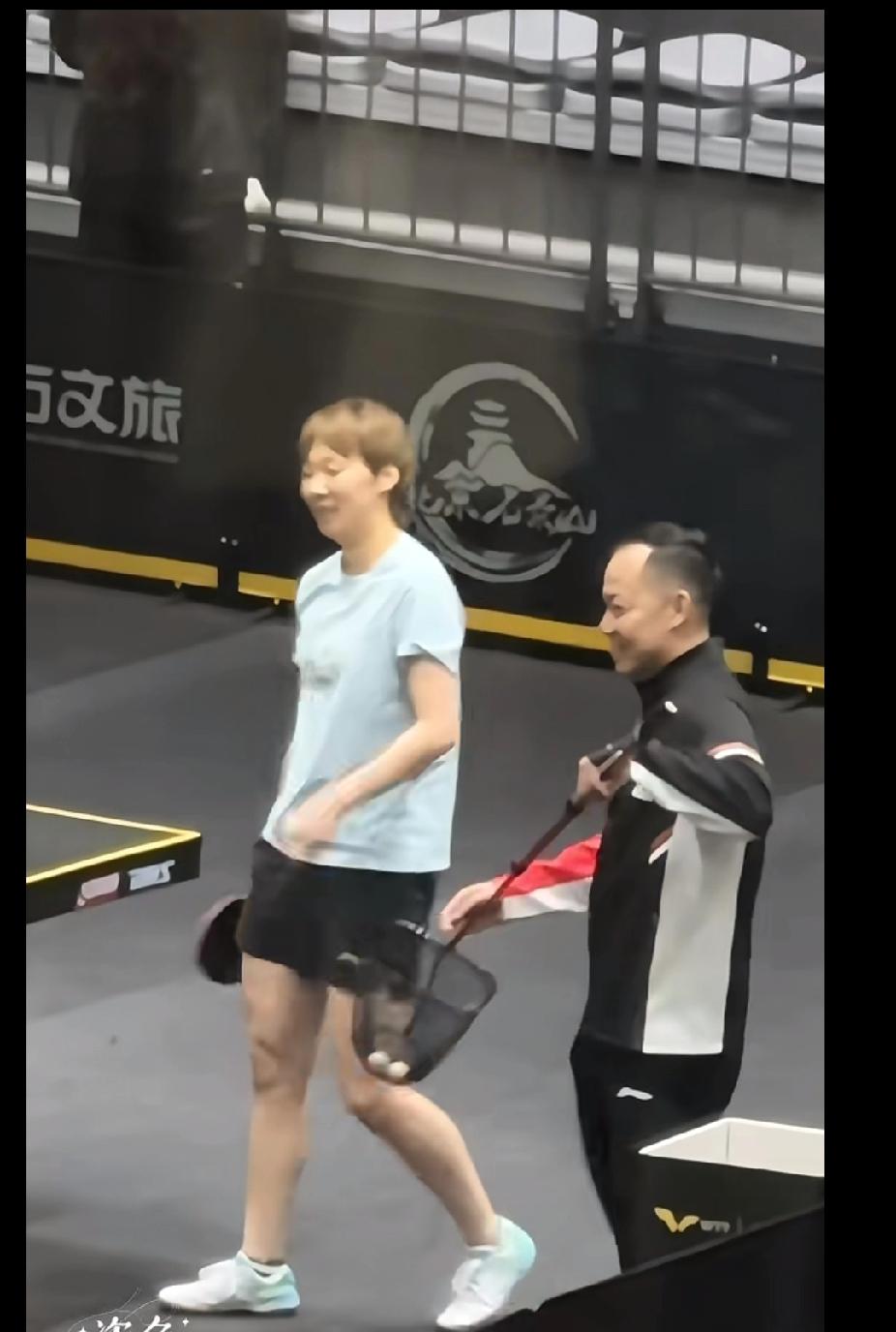 亚锦赛训练场的温暖瞬间：任浩教练伴王曼昱左右，双“曼”合练双打默契拉满在印