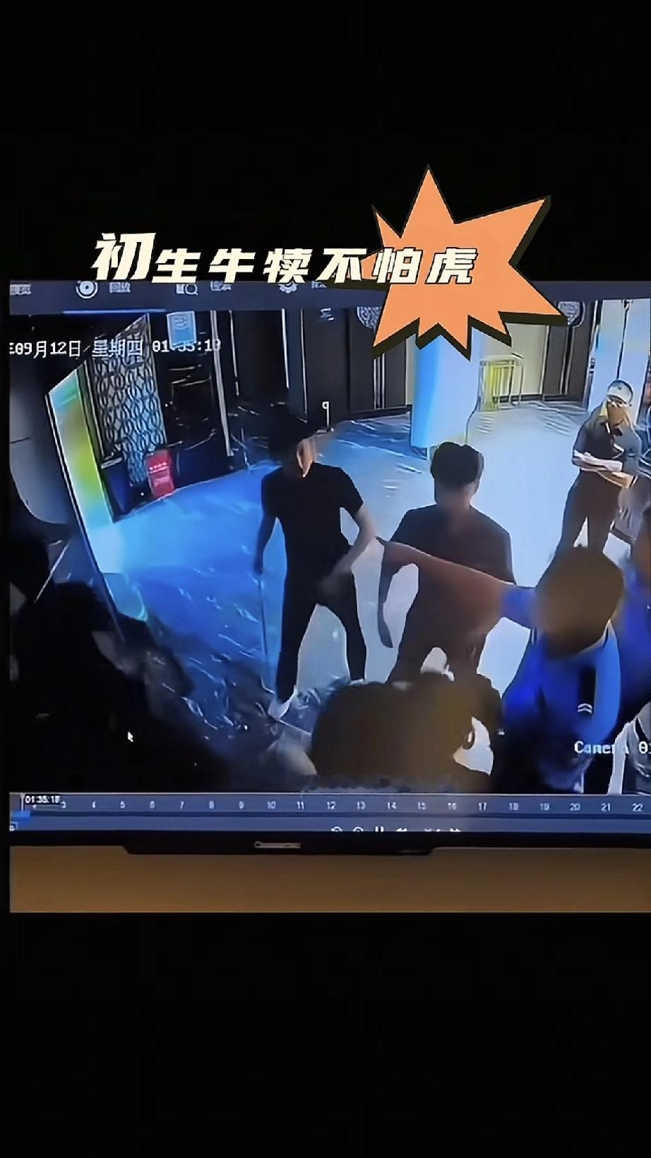 这真是无法无天了！最近有个视频让人看得目瞪口呆：两个小伙子居然当着警察的面，提刀