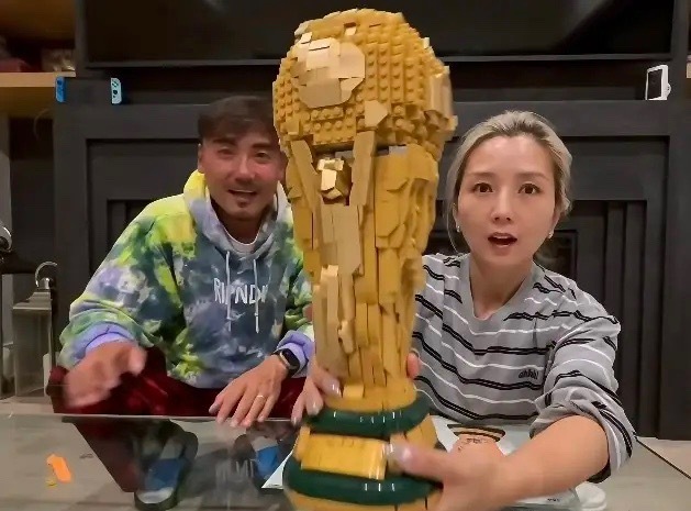 何洁一家拼乐高大力神杯，5口人用了11个小时才完成，刁磊带着三个娃出镜，孩子们一