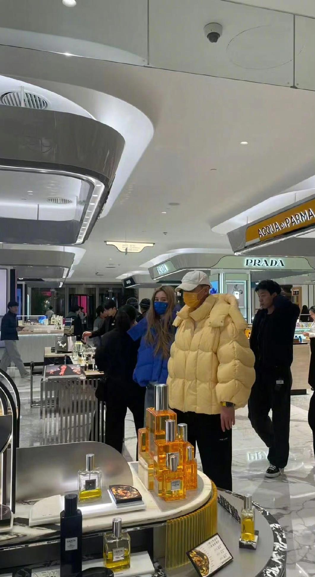 谁能拒绝黄子韬徐艺洋的“色彩默契杀”？12月2日，两人身穿黄蓝撞色羽绒服、配