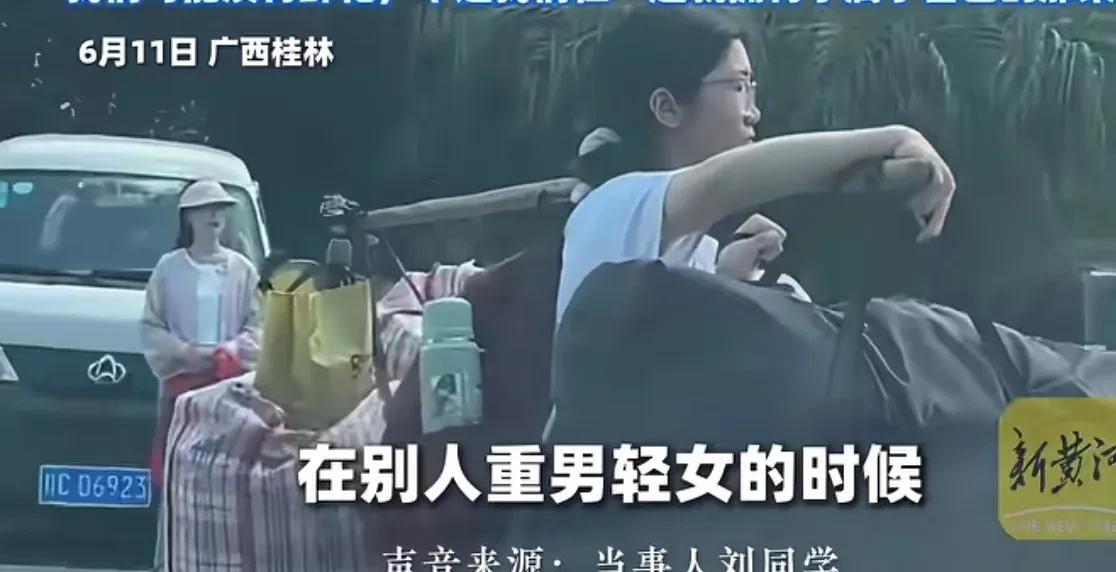 挑着行李的女孩透露自己的家庭状况，与其同情，不如羡慕！她透露她的家里没有重男轻