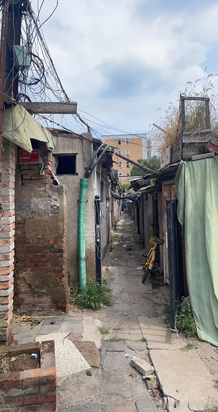 这是北京三环的某一处，居然与现代繁华城市的风景格格不入，当然如果你有时间逛什刹海