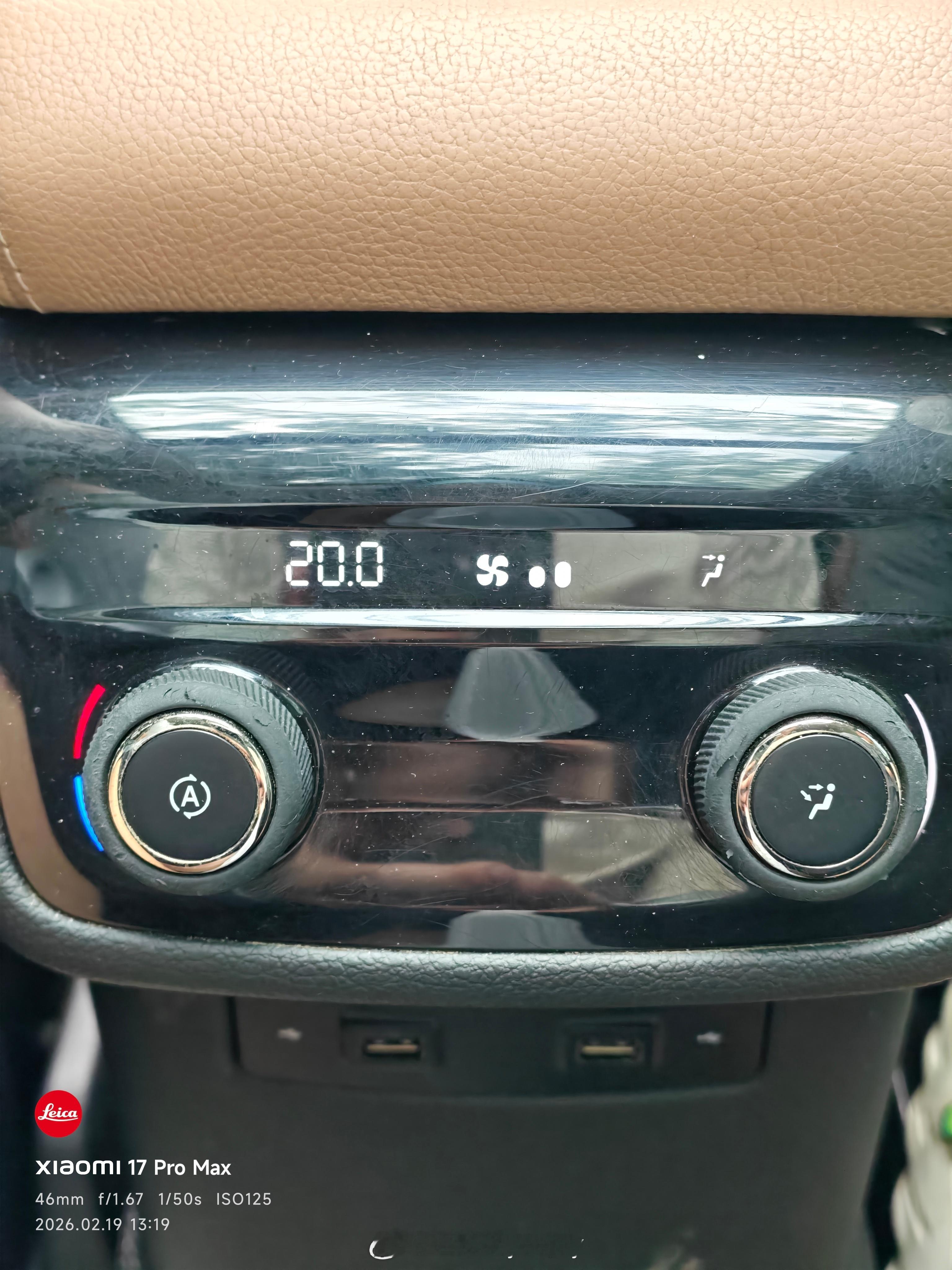 忠实的蔚来的车主嘛？衣服也是nio的logo。不知道第几代蔚来es8，空间是大