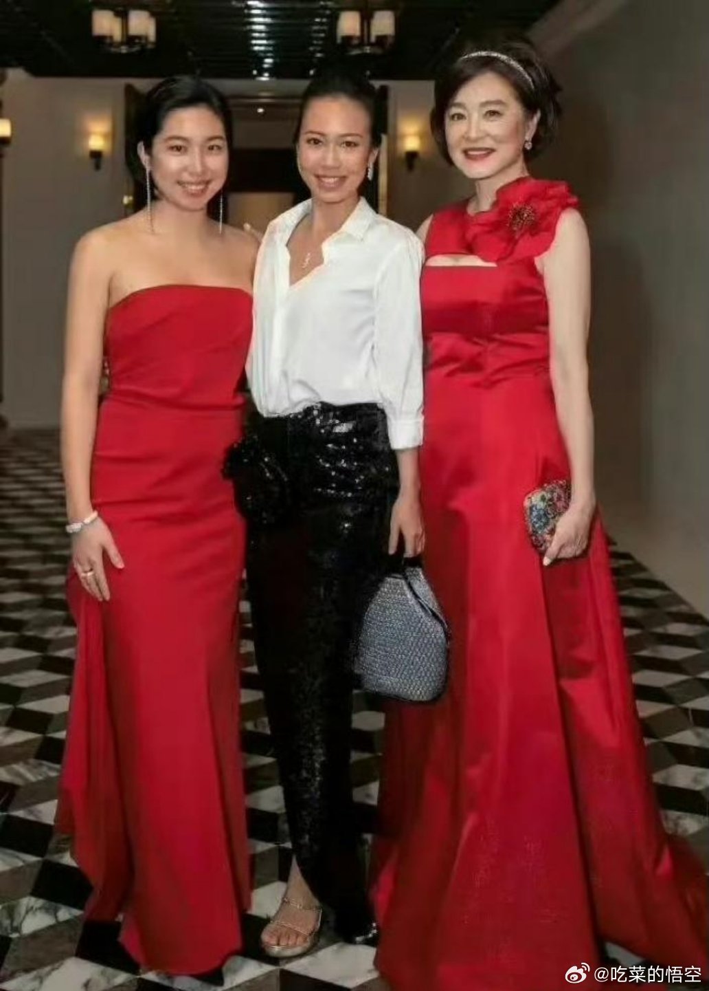 林青霞和自己的女儿在一起笑靥如花，一脸富贵相。两个女儿都很漂亮，鼻子都能像妈妈的