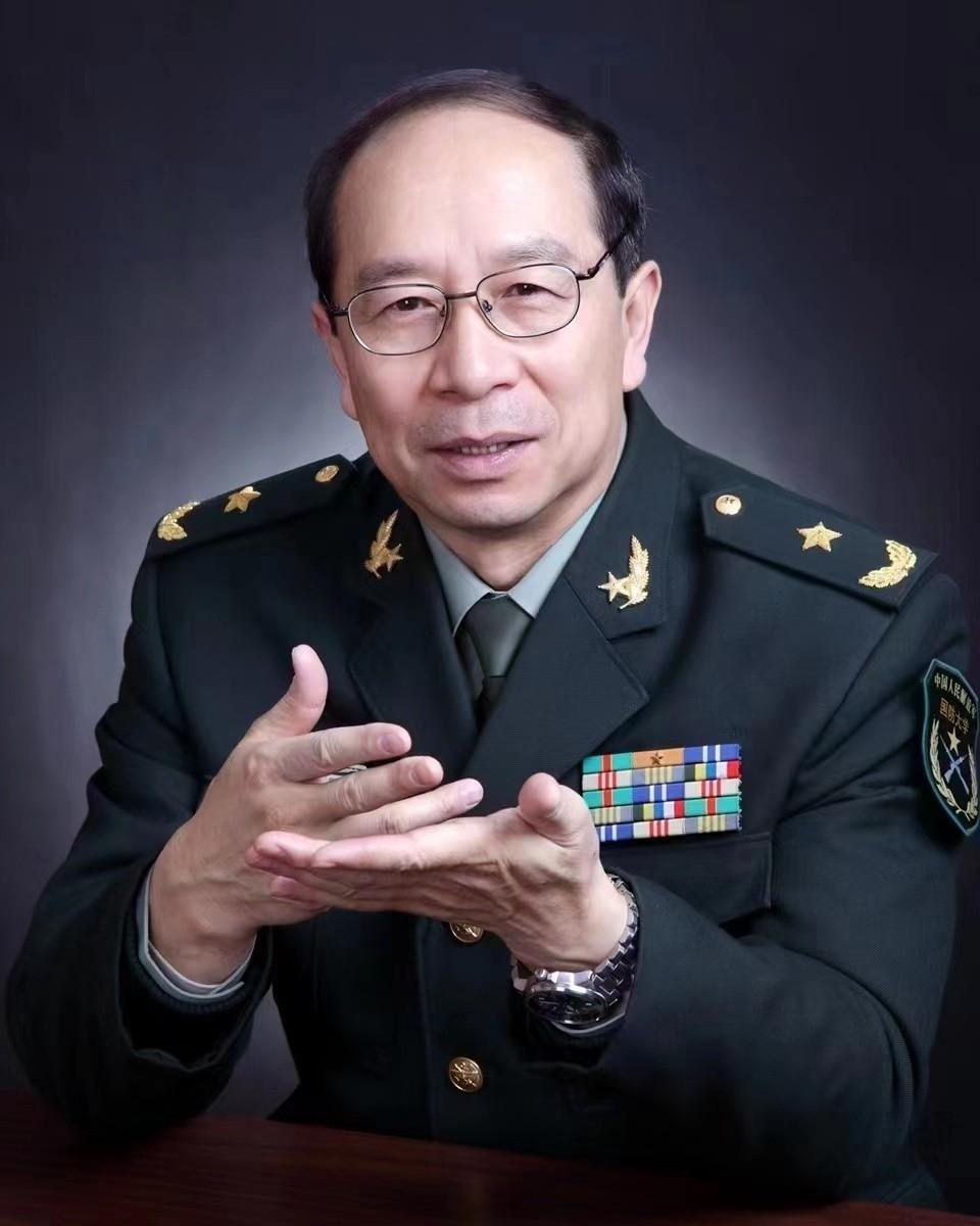 一次，记者问金一南：“为什么英国宁可归还富得流油的香港，却以损失6艘军舰、10多