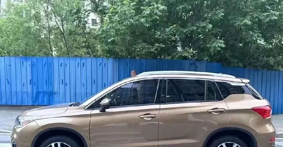 同学兴致勃勃地给我介绍了她的爱车，当年她花15万块钱买的，已经开了8年。目前公里