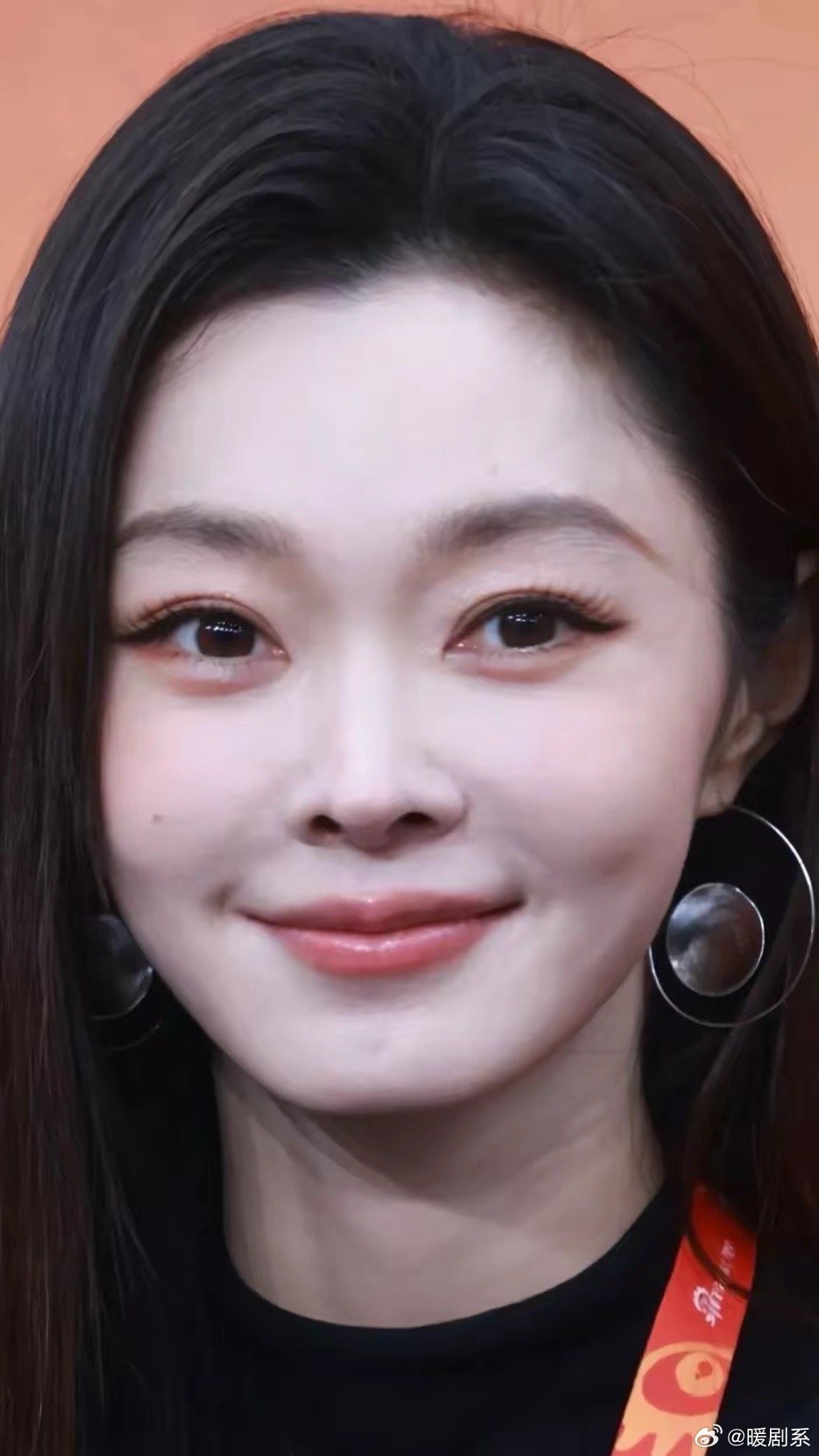 看到央视元宵的宋轶真惊艳，但是我觉得她有一个很大的缺点，不是表演出错，也不是身高