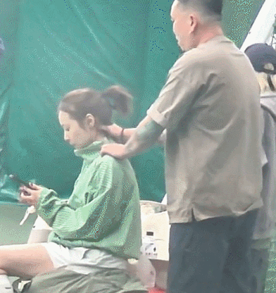 高叶去打网球休息时身后站着一个男子给她按肩膀她抽着电子烟看手机 她自从“大嫂