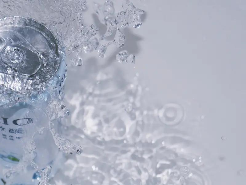 饭前喝杯水有啥好处饭前喝杯水好处还真不少。首先能促进胃液分泌，帮我们打开胃口