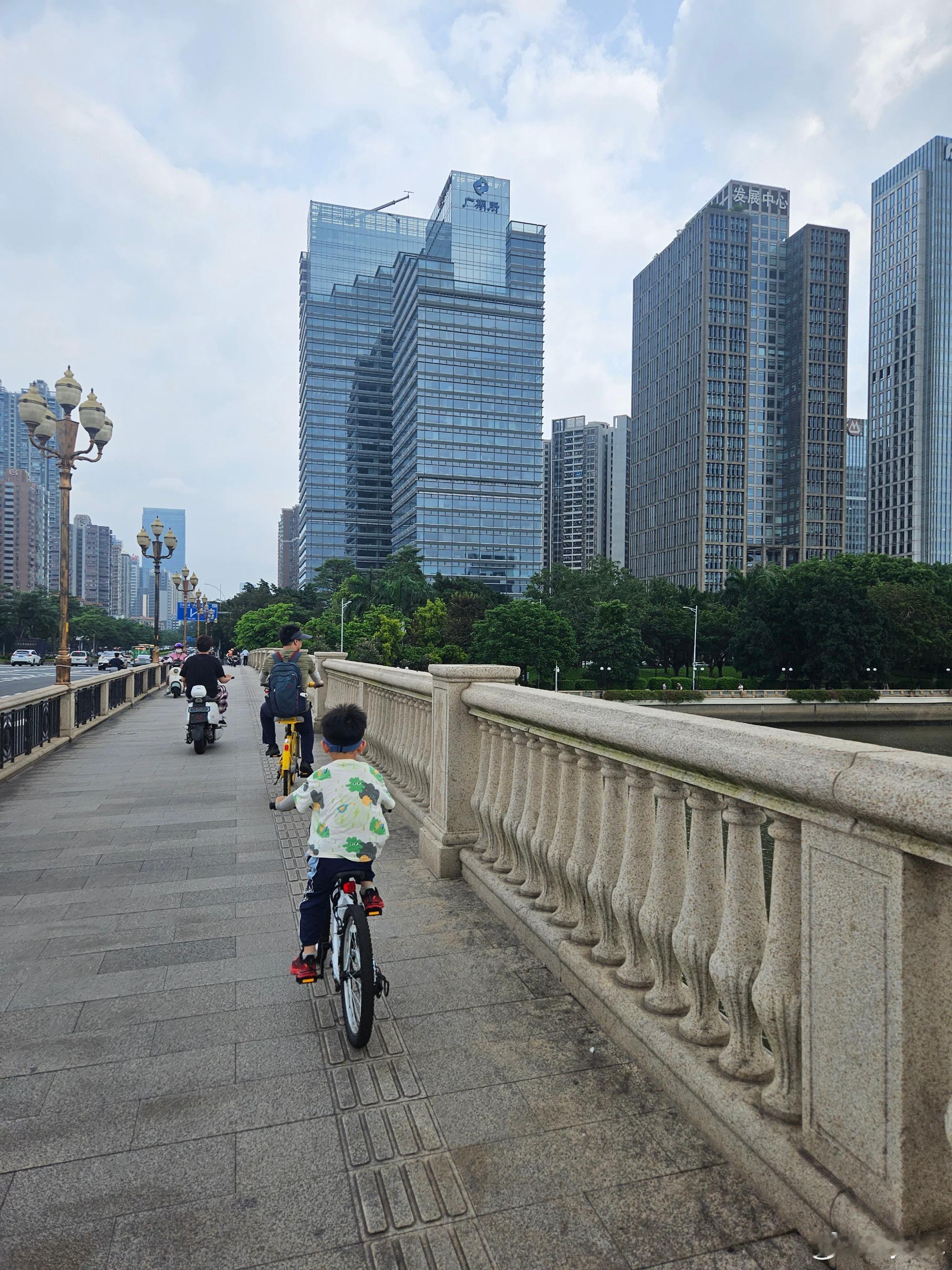 又是骑行超20公里的一天，从二沙岛公园出发，先后经过广州大桥 猎德大桥...