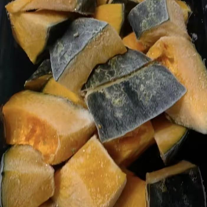 我算是解锁了储存食材的新知识，邻居送来一整个大南瓜，一次性肯定吃不完，放常温没几