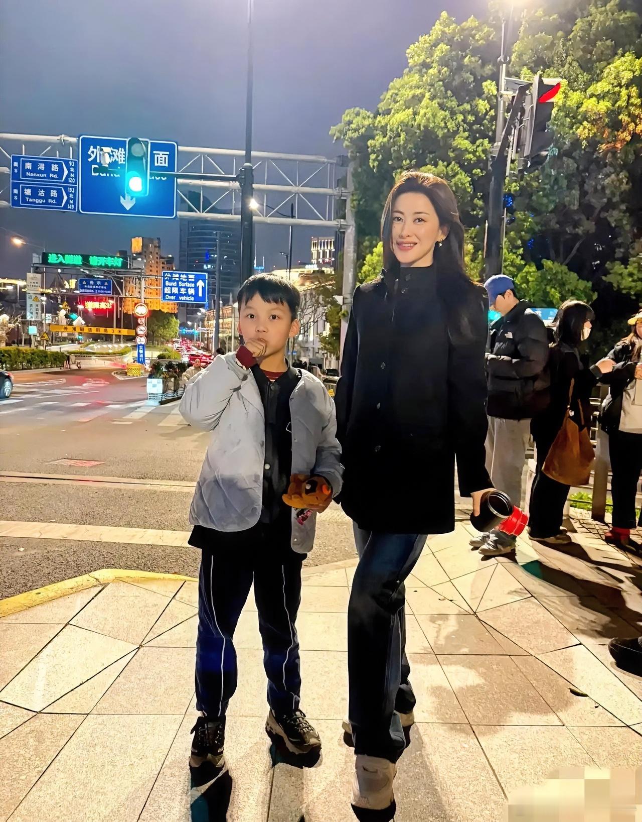 我的天，这女人的命是不是开过光啊？爷爷是赫赫有名的开国少将，爸爸是商界响当当的霸