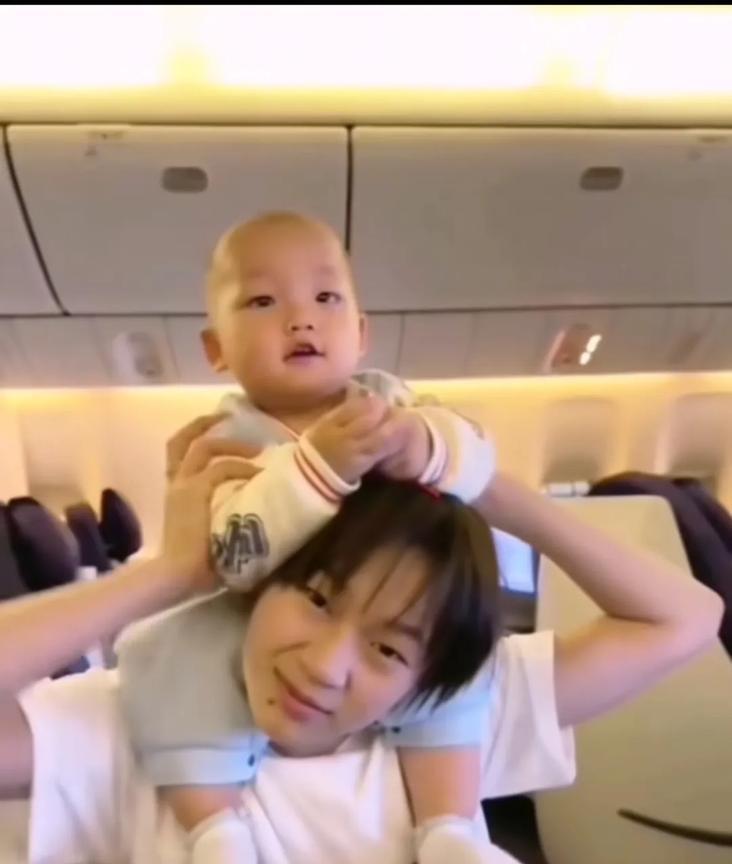全红婵为谁带宝宝呢？你看婵宝先让宝宝骑在她的脖子上。估计这个动作够宝宝吹一辈子牛