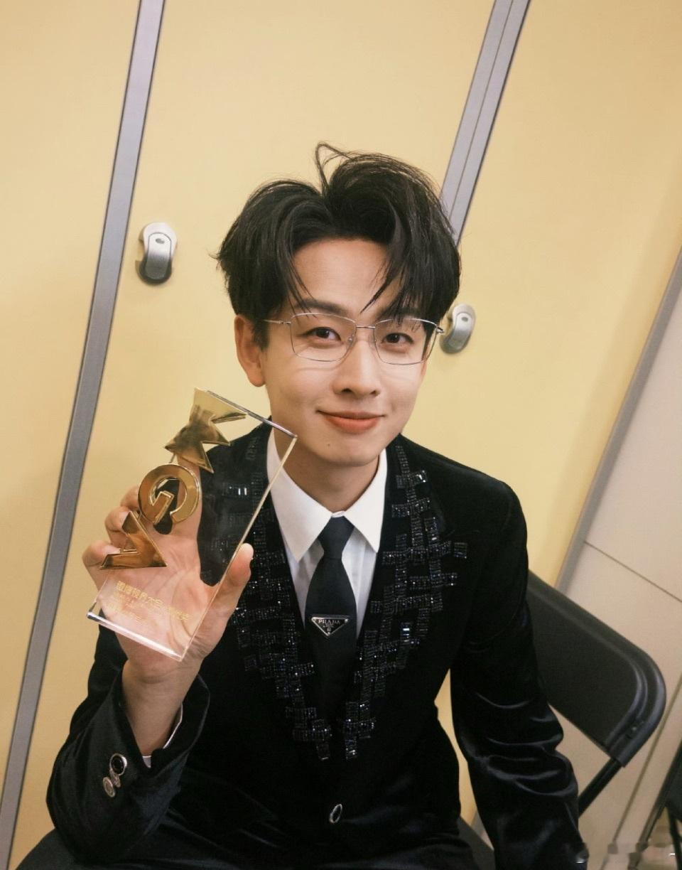 齐思钧一句获奖感言说了三年 谁懂“我是小齐齐思钧，是个还不错的年轻主持人，还会更