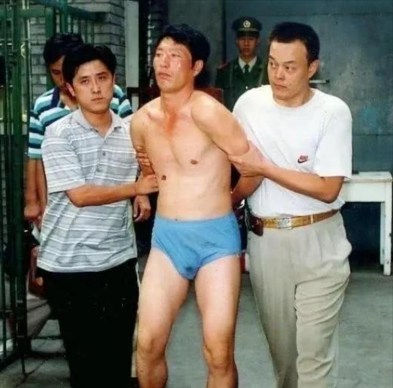 1997年，“悍匪”白宝山被抓捕时非常狼狈，他穿了一件蓝色裤头，面色阴沉，眼中含