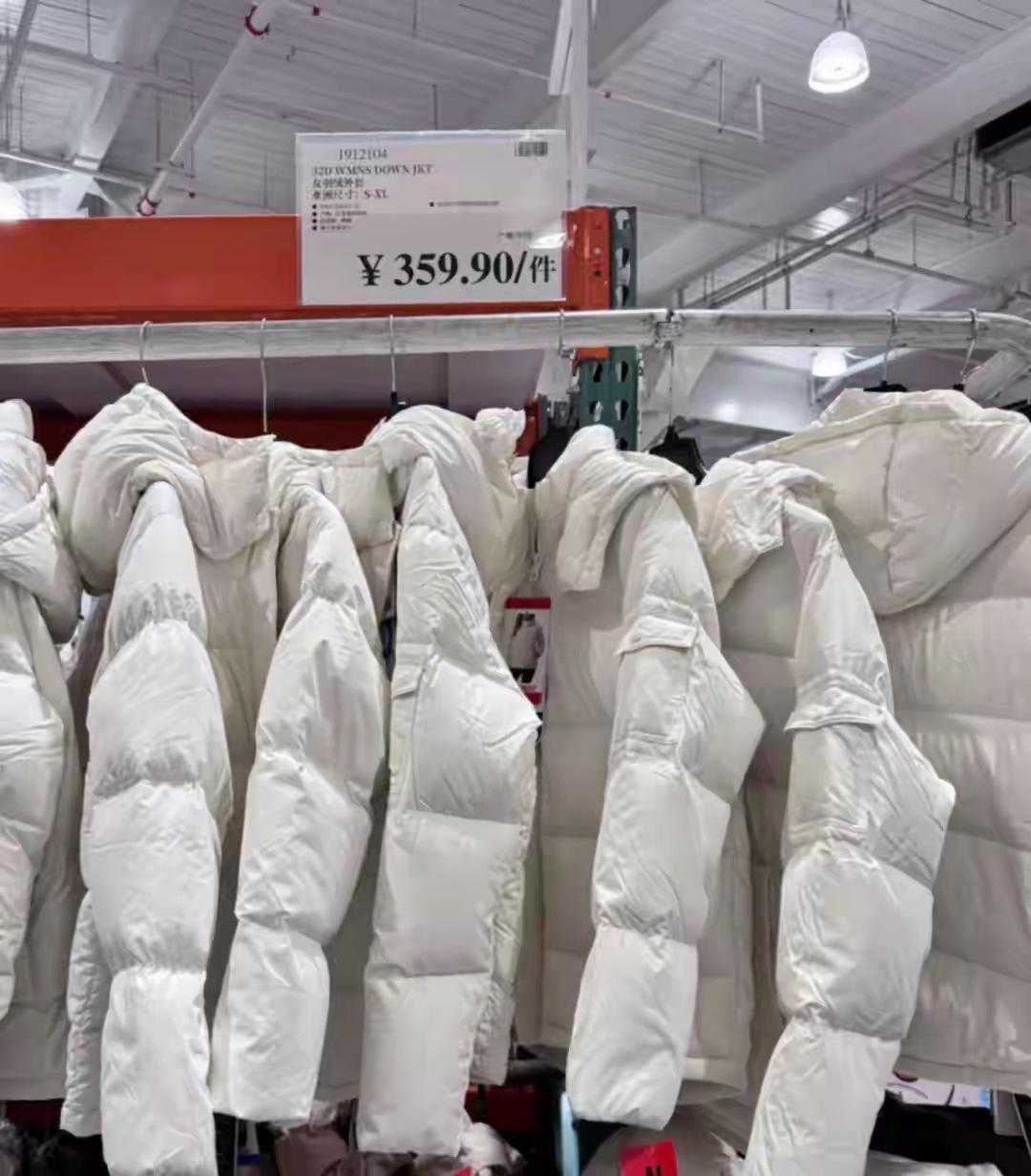 这几年服装鞋帽价格确实回归正常了。许多人去超市如山姆买衣服鞋子。这一点有点像美国