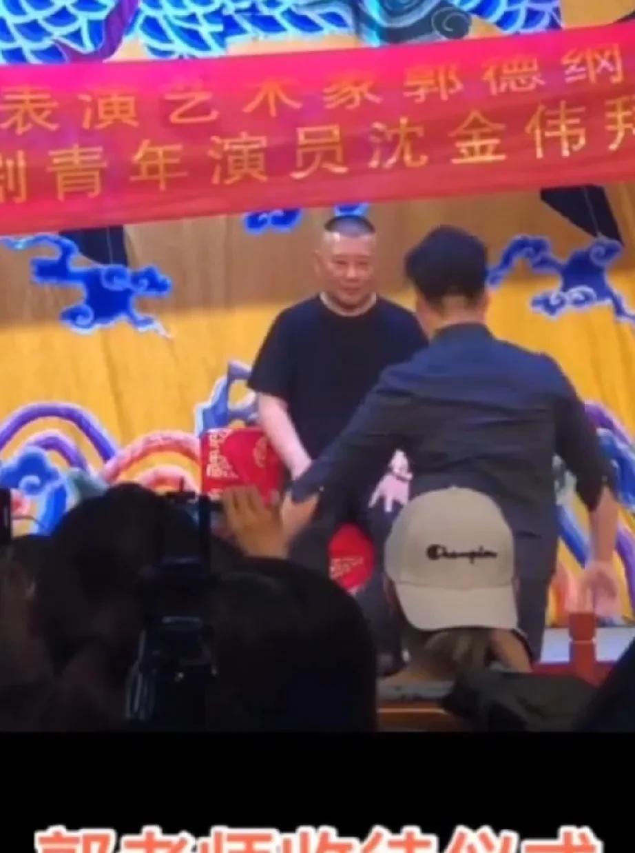 当年草根出身的郭德纲，特别反感有些演员随便叫艺术家。郭德纲说解放初期京剧那么多有