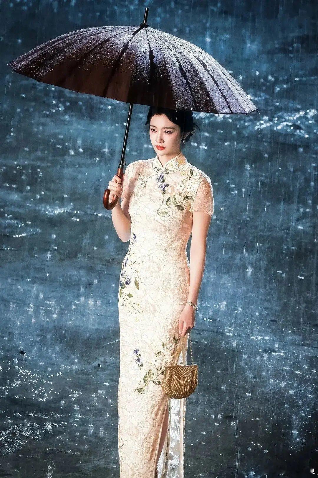 看图能感受到王楚然的身高至少180，体重120