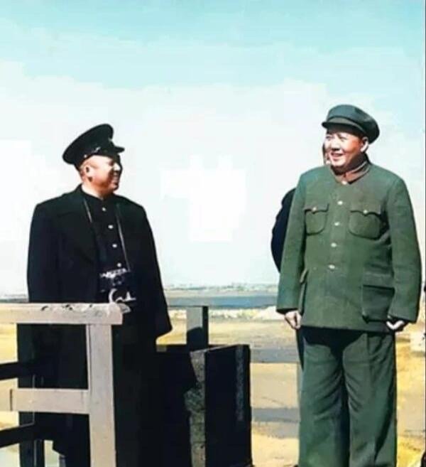 历史知识一九五二年十月，毛主席视察黄河大桥，时任铁道部长腾代远陪同！​​​