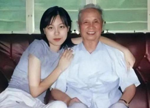 邱承光是邱会作的二儿子，他在广州军区当兵期间，与来自解放军总医院一位名叫白雪的医