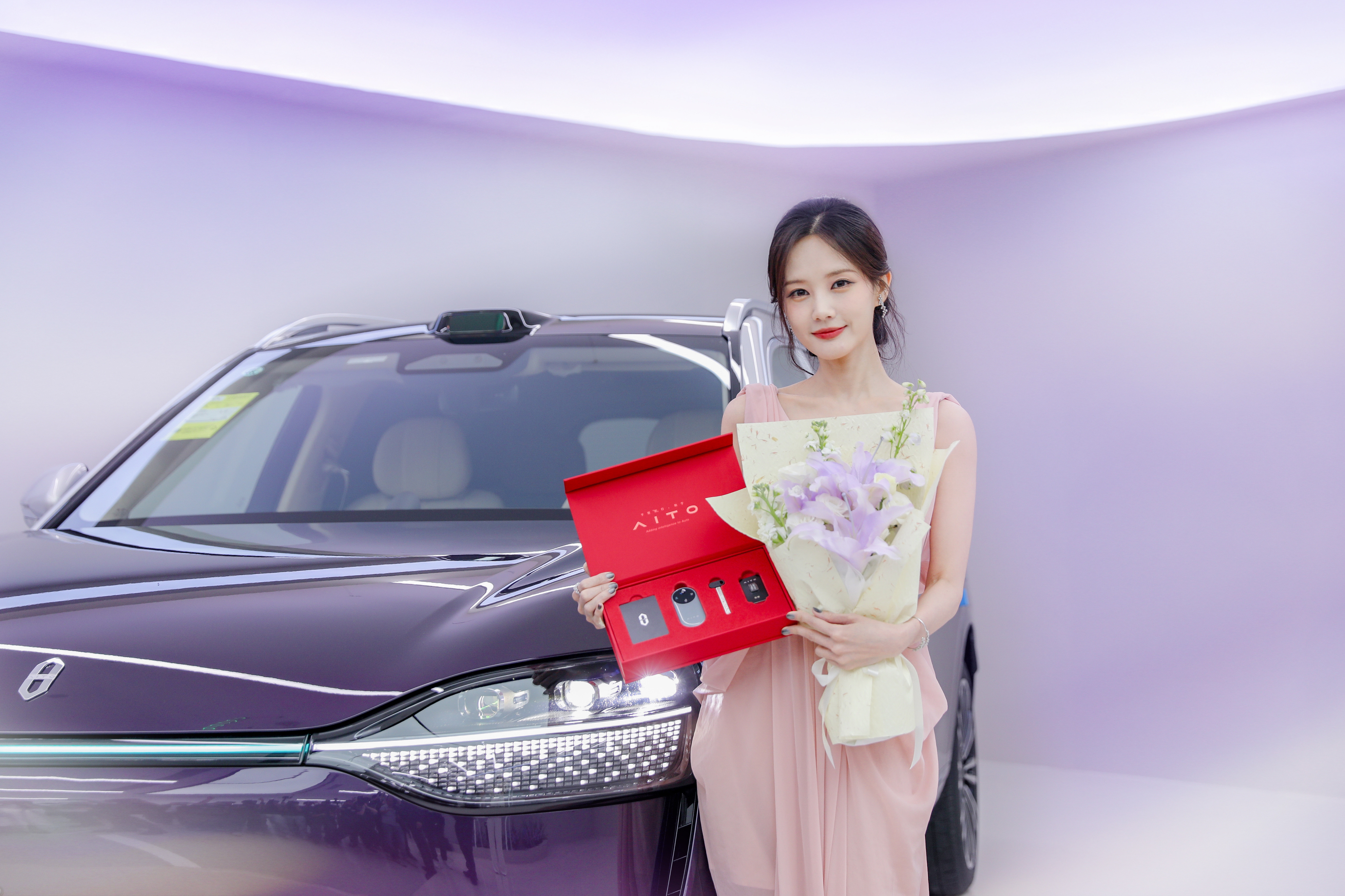 “桐”款选择，“紫”带光环，开启优雅新篇章。问界M9李一桐加入问界M9车主大家