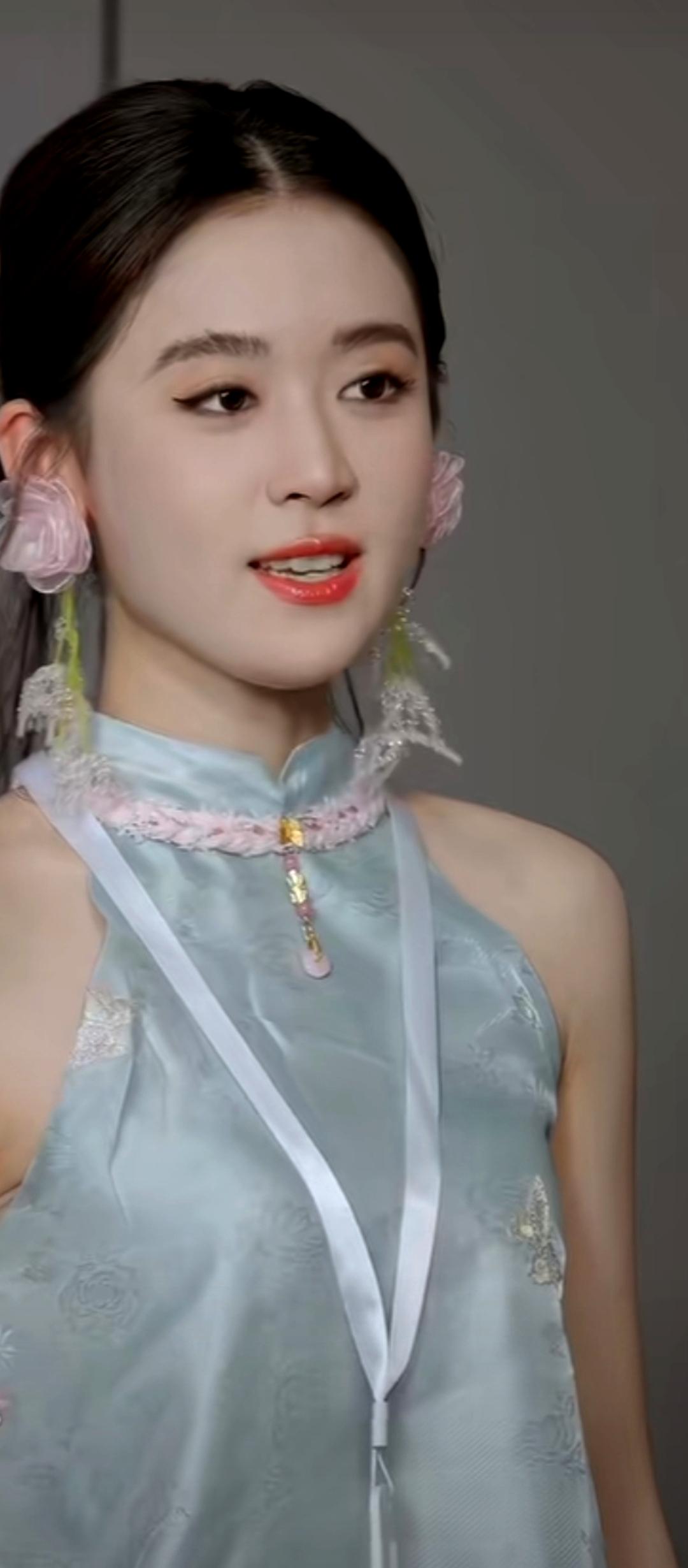 小姐姐穿着旗袍，非常漂亮！