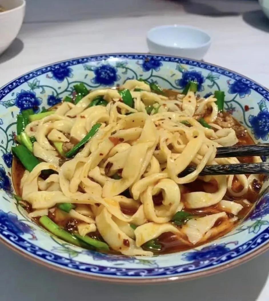 一家三口的晚饭，老婆做的手擀面特别好吃，在配上几个小菜，一个香葱拌豆腐，还有一个
