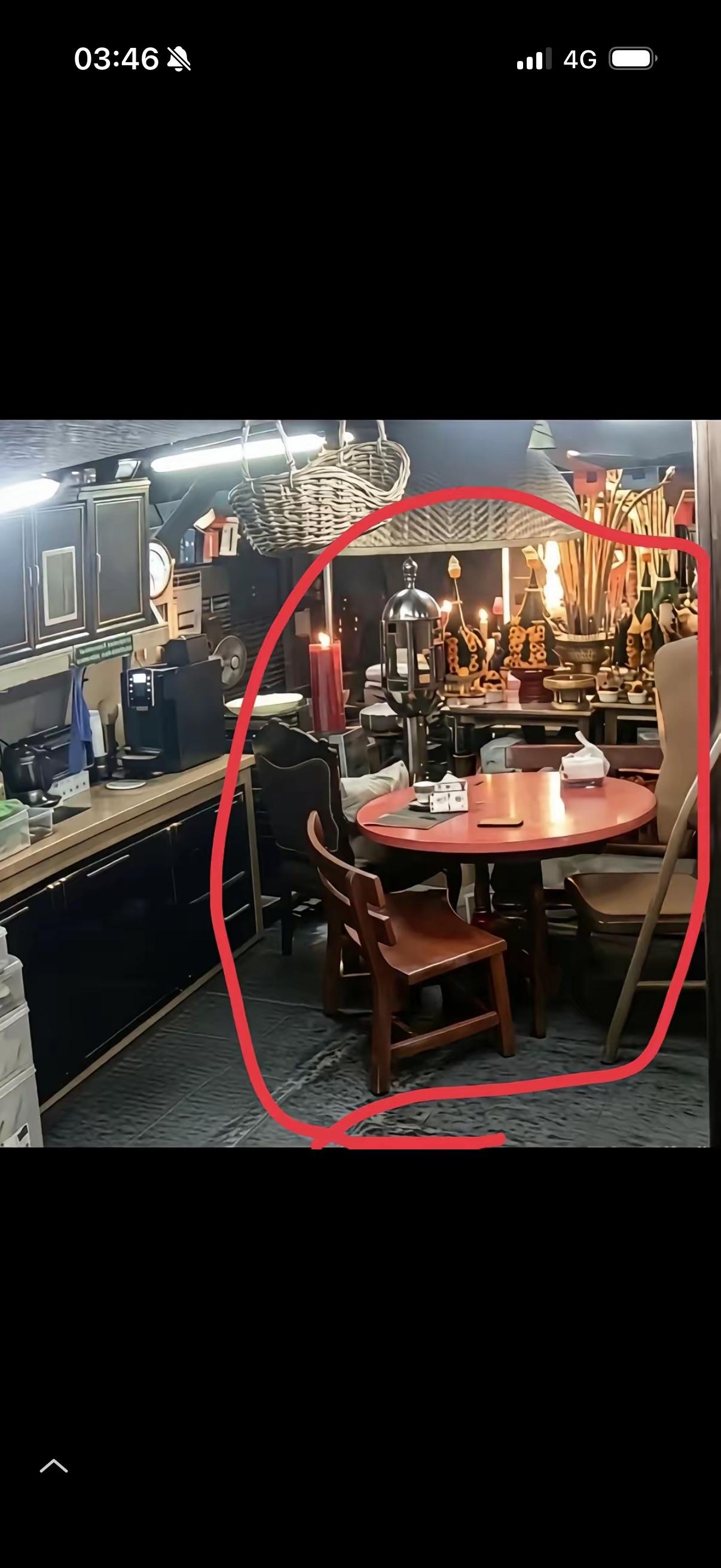 不了解泰国高僧事件的人不会明白这张桌子的象征性意义…很多人“调侃”这张桌子会